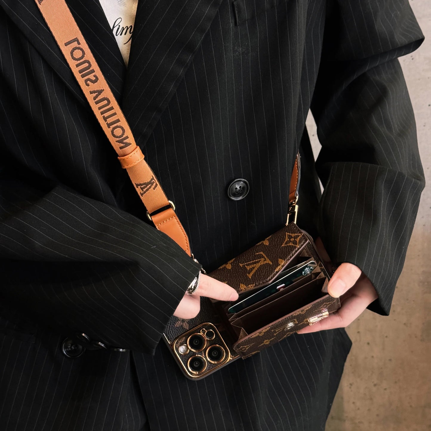 Luxury iPhone Lederhülle mit Kartenfach & abnehmbarem Trageriemen