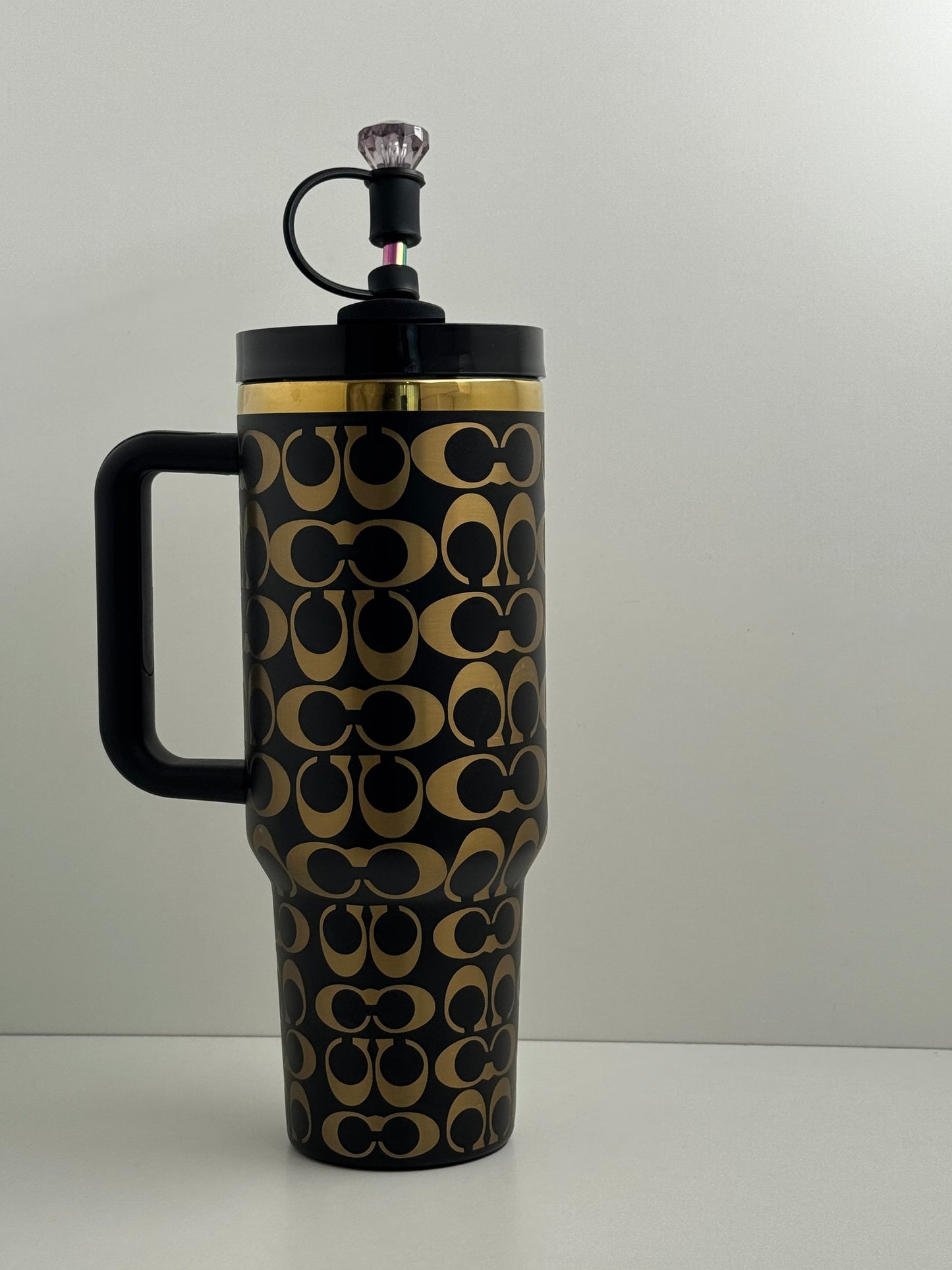 1,18 l Edelstahl Thermobecher mit holografischem Monogramm – Schwarz-Gold