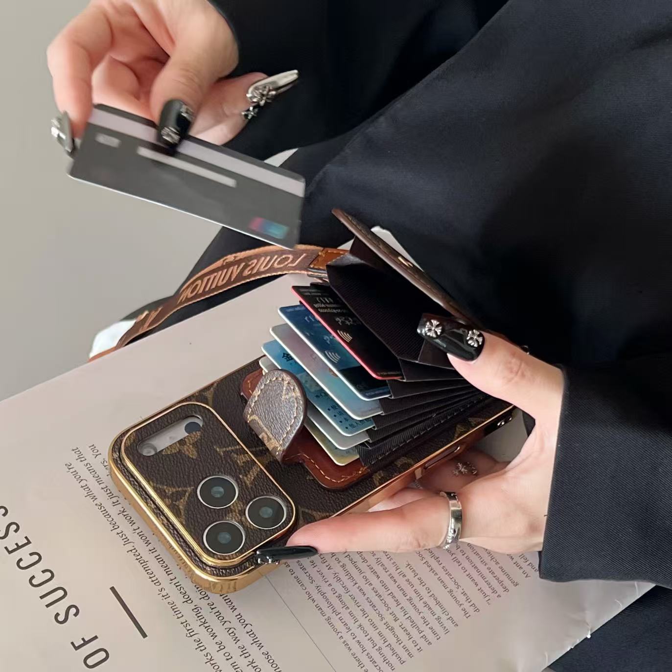 Luxury iPhone Lederhülle mit Kartenfach & abnehmbarem Trageriemen