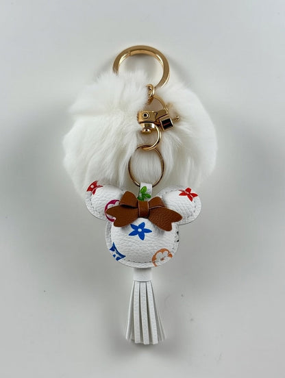 Flauschiger Pompom-Schlüsselanhänger (Weiß) mit buntem LV-Charm